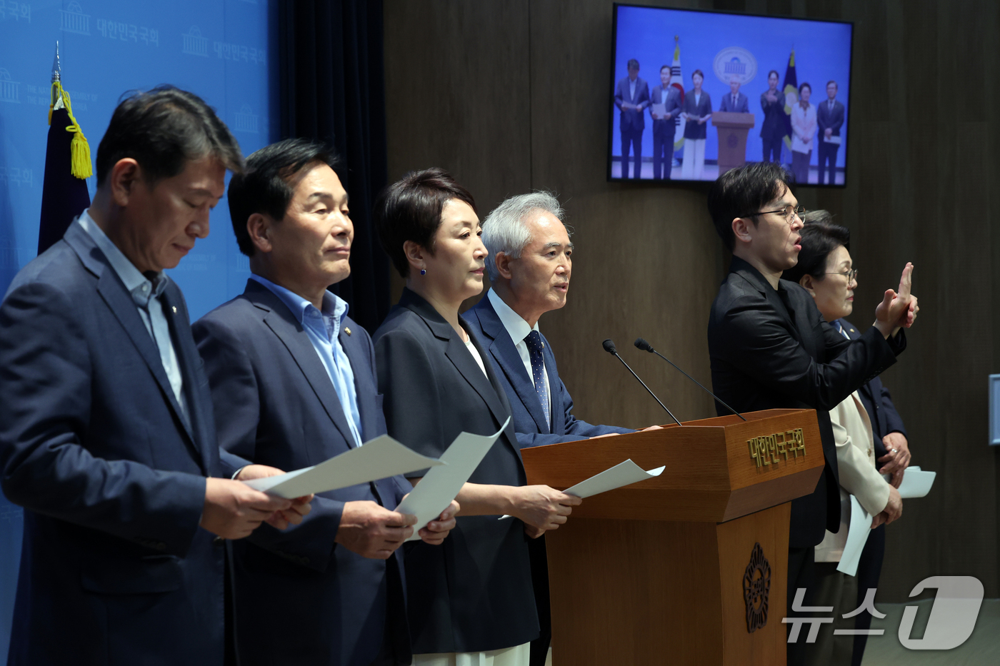 (서울=뉴스1) 황기선 기자 = 더불어민주당 볍률위원회와 전남광주특별시 의원들이 15일 오후 서울 여의도 국회 소통관에서 이진숙 국민의힘 의원 고발 기자회견을 하고 있다.이날 민주 …