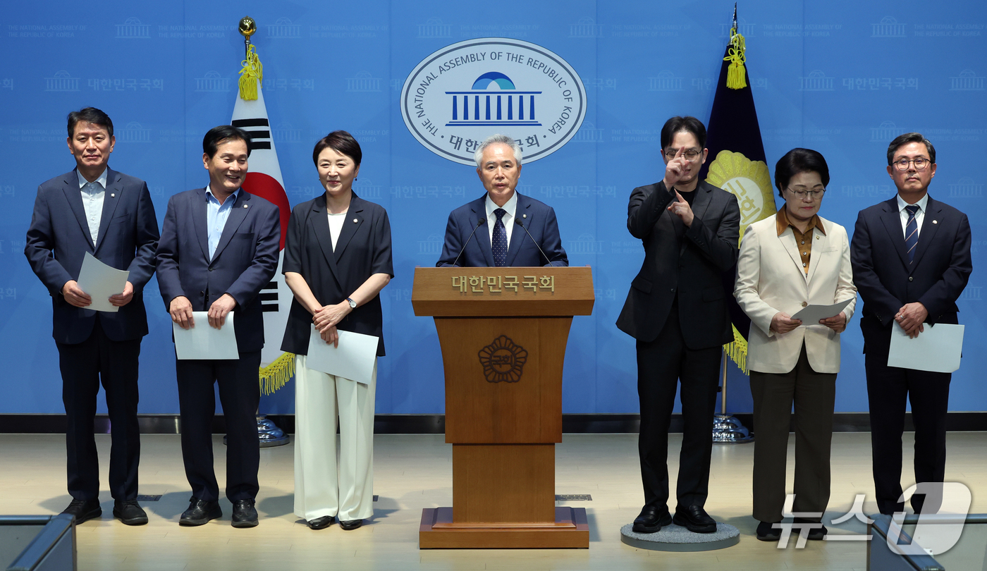 (서울=뉴스1) 황기선 기자 = 더불어민주당 볍률위원회와 전남광주특별시 의원들이 15일 오후 서울 여의도 국회 소통관에서 이진숙 국민의힘 의원 고발 기자회견을 하고 있다.이날 민주 …