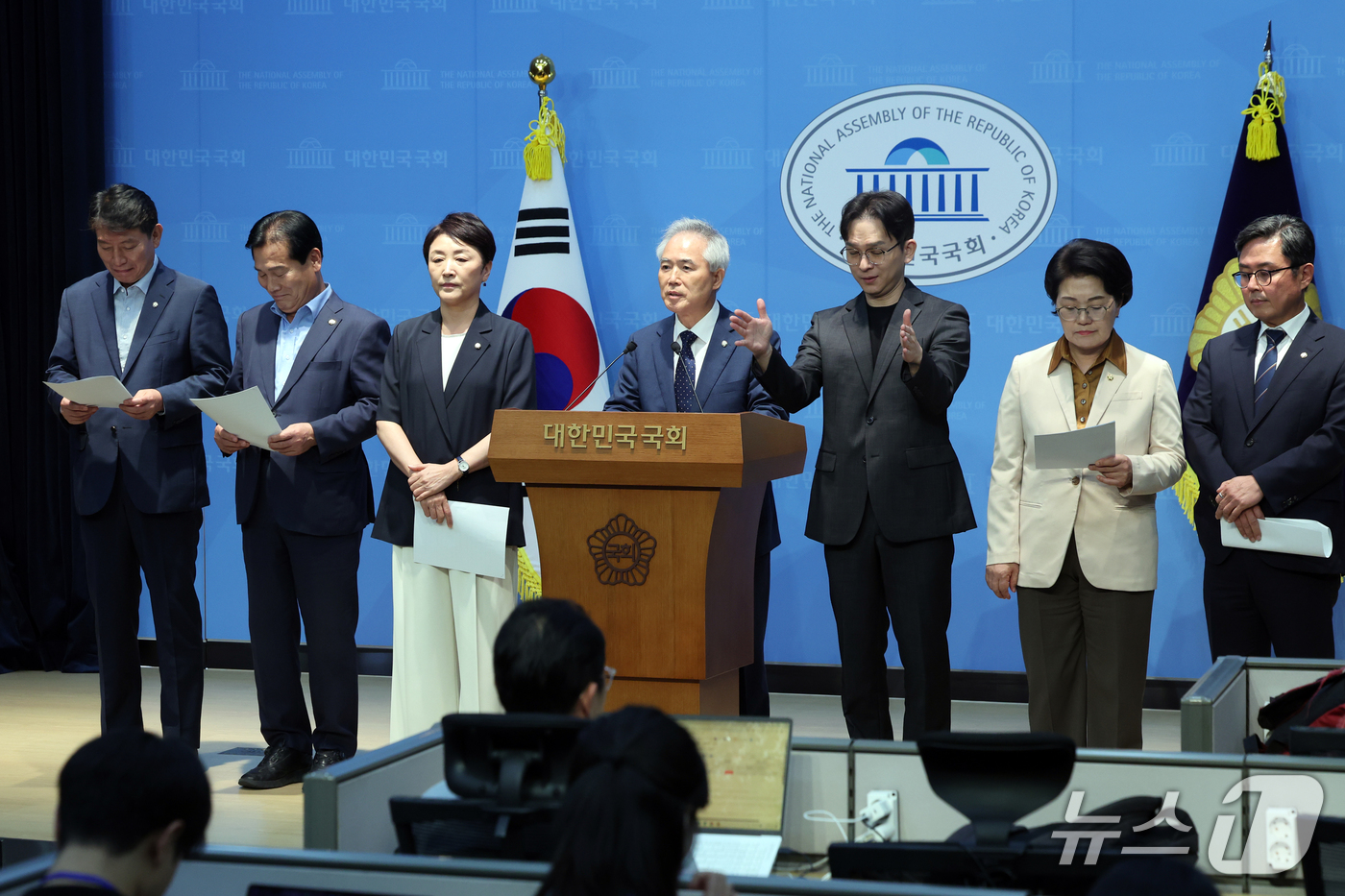 (서울=뉴스1) 황기선 기자 = 더불어민주당 볍률위원회와 전남광주특별시 의원들이 15일 오후 서울 여의도 국회 소통관에서 이진숙 국민의힘 의원 고발 기자회견을 하고 있다.이날 민주 …