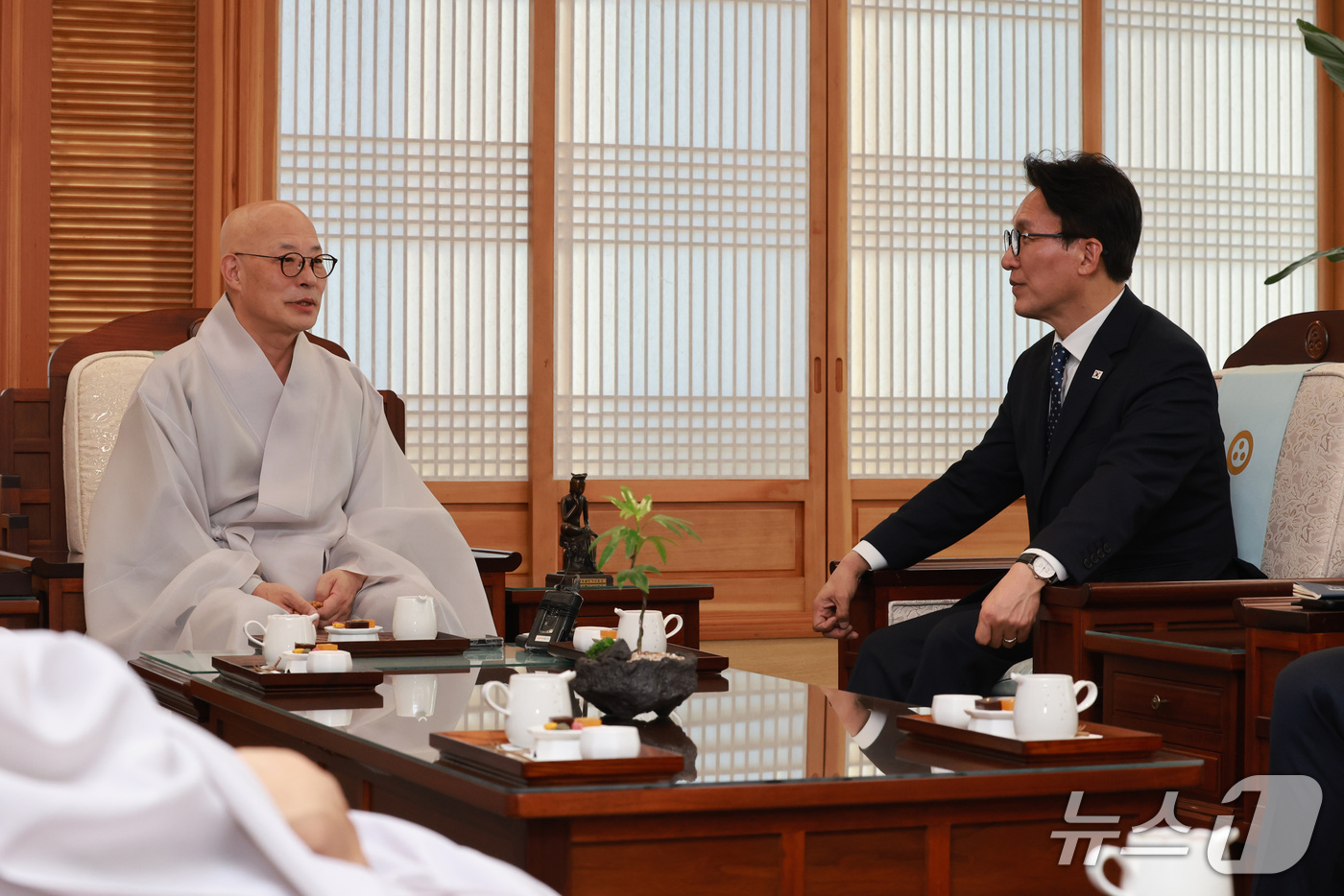 (서울=뉴스1) 국회사진기자단 = 김민석 더불어민주당 대표가 15일 오후 서울 종로구 조계사에서 대한불교조계종 총무원장 진우스님을 예방하며 환담을 나누고 있다.2026.9.15/뉴 …