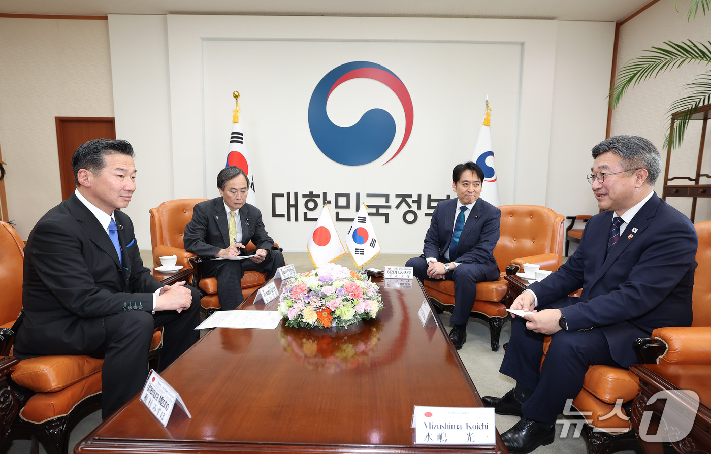 (서울=뉴스1) = 윤호중 행정안전부 장관이 15일 오후 서울 종로구 정부서울청사에서 후쿠야마 데쓰로 일본 참의원 부의장 등 일본 참의원 대표단과 면담하고 있다. (행정안전부  제 …