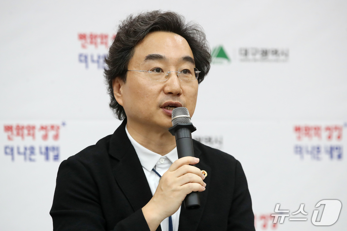 (대구=뉴스1) 공정식 기자 = 민복기 AI바이오·메디시티대구협의회장(대구시의사회장)이 15일 대구시 중구 동인청사에서 한국보건의료인국가시험원(국시원)과 국립치의학연구원 등 보건의 …