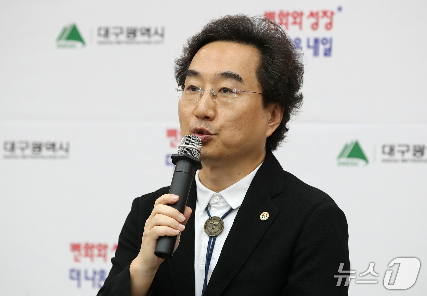 (대구=뉴스1) 공정식 기자 = 민복기 AI바이오·메디시티대구협의회장(대구시의사회장)이 15일 대구시 중구 동인청사에서 한국보건의료인국가시험원(국시원)과 국립치의학연구원 등 보건의 …