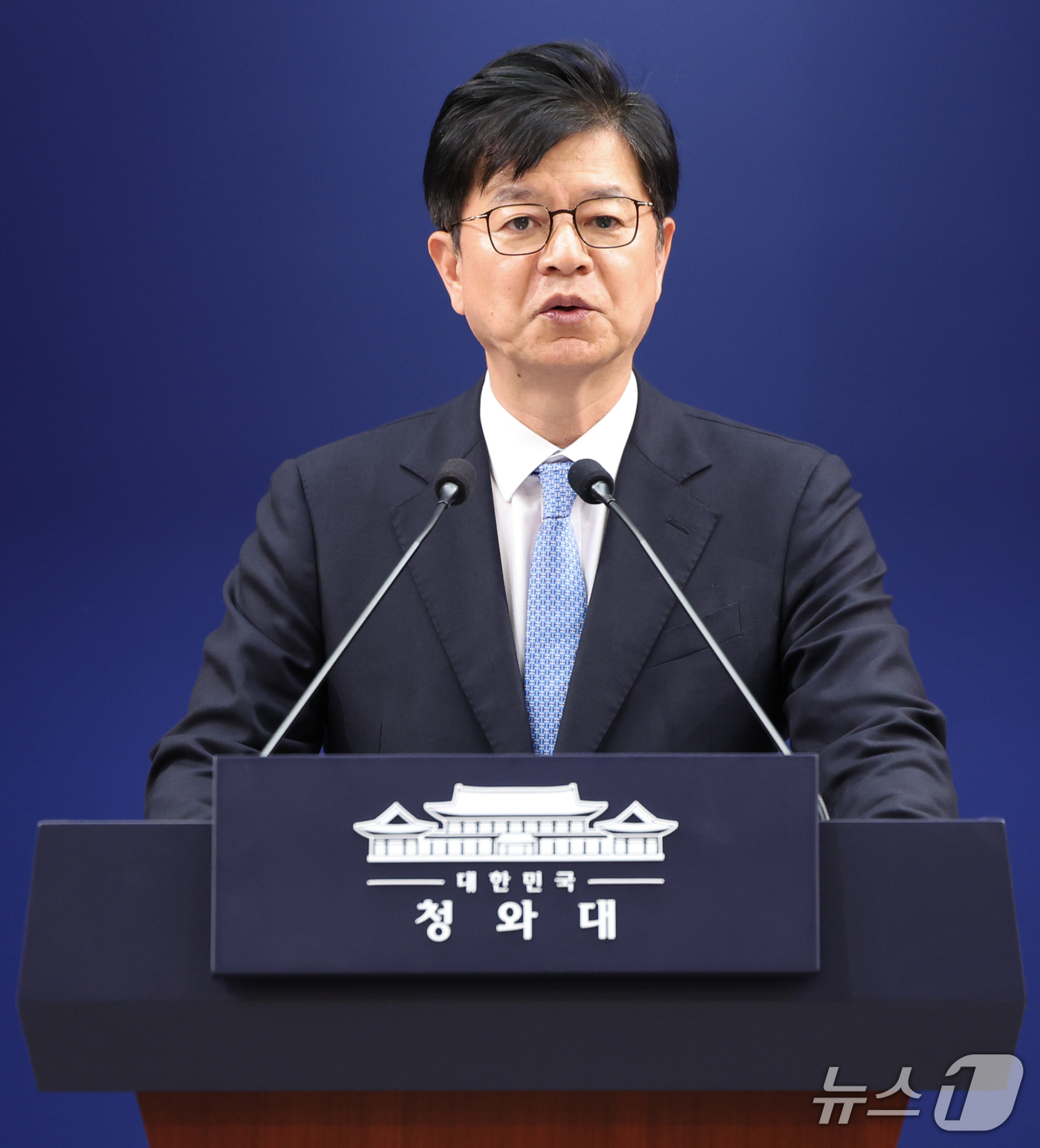 (서울=뉴스1) 허경 기자 = 성기홍 홍보소통수석이 15일 청와대 춘추관에서 이재명 대통령 기자회견 일정 관련 브리핑을 하고 있다. 2026.9.15/뉴스1