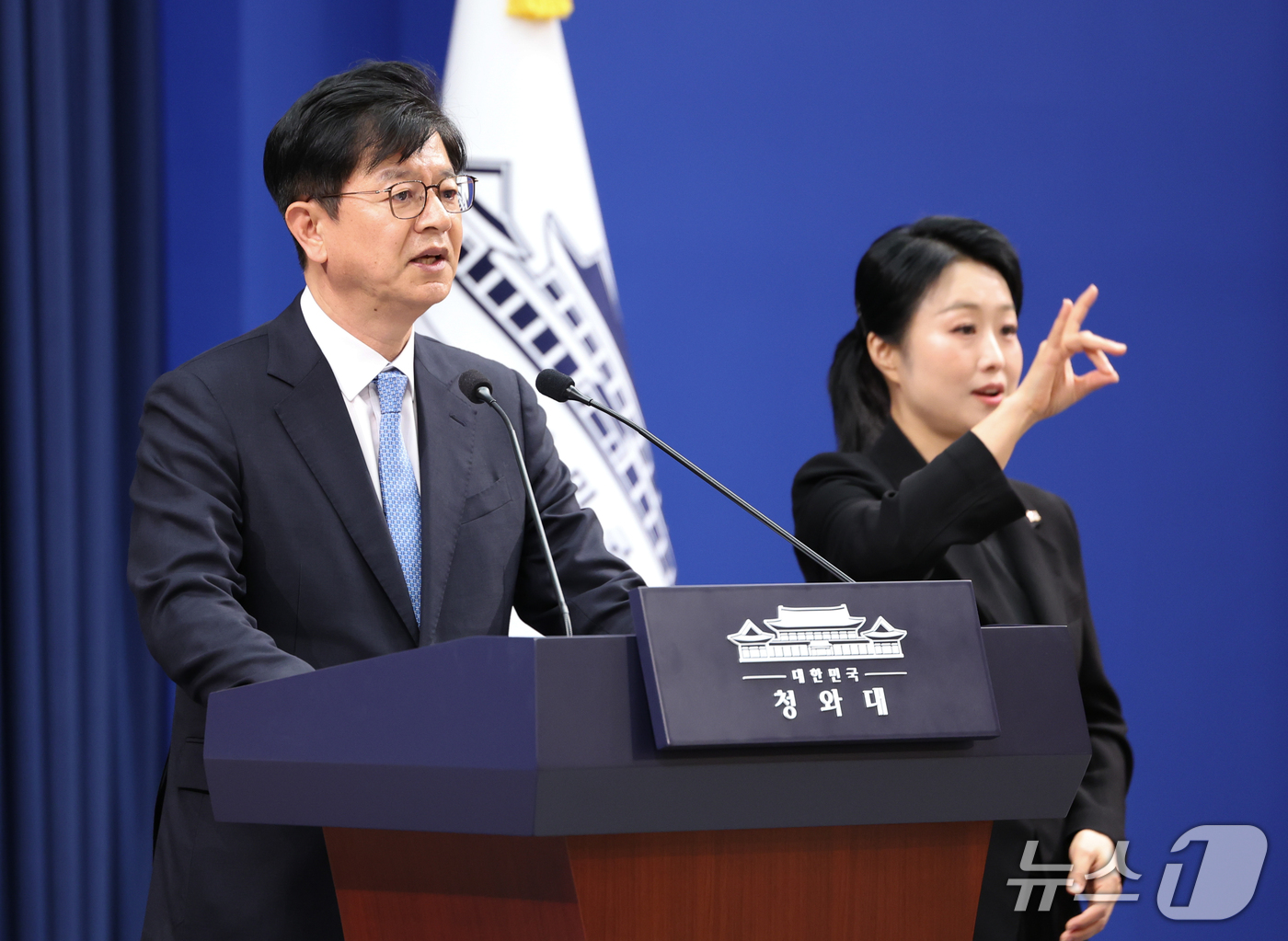 (서울=뉴스1) 허경 기자 = 성기홍 홍보소통수석이 15일 청와대 춘추관에서 이재명 대통령 기자회견 일정 관련 브리핑을 하고 있다. 2026.9.15/뉴스1