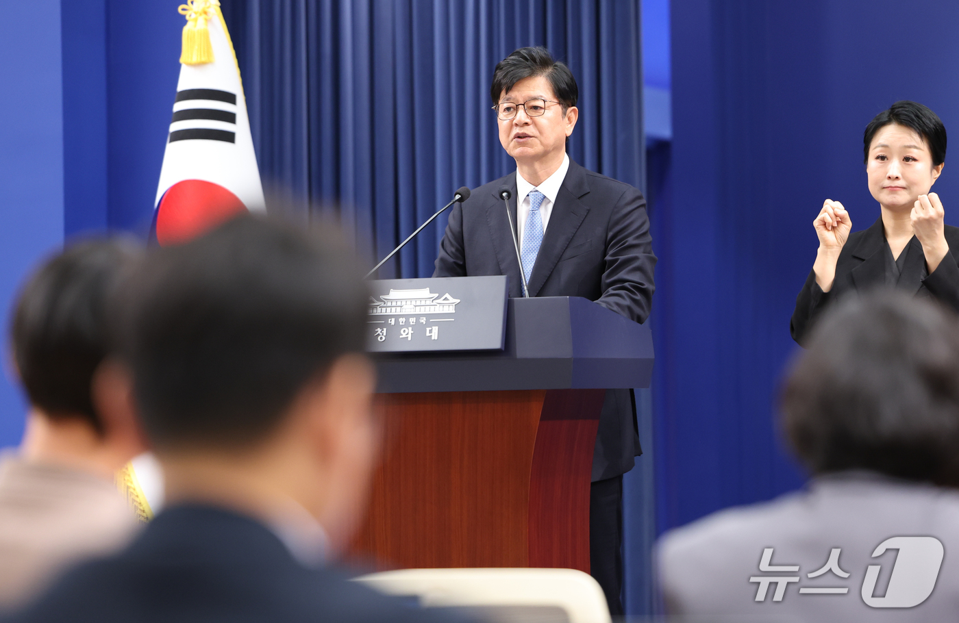 (서울=뉴스1) 허경 기자 = 성기홍 홍보소통수석이 15일 청와대 춘추관에서 이재명 대통령 기자회견 일정 관련 브리핑을 하고 있다. 2026.9.15/뉴스1