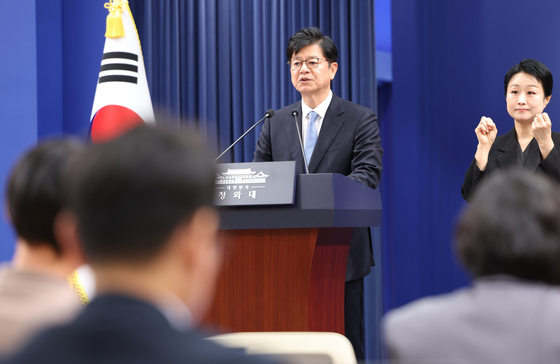 이재명 대통령 기자회견 일정 브리핑하는 성기홍 홍보수석
