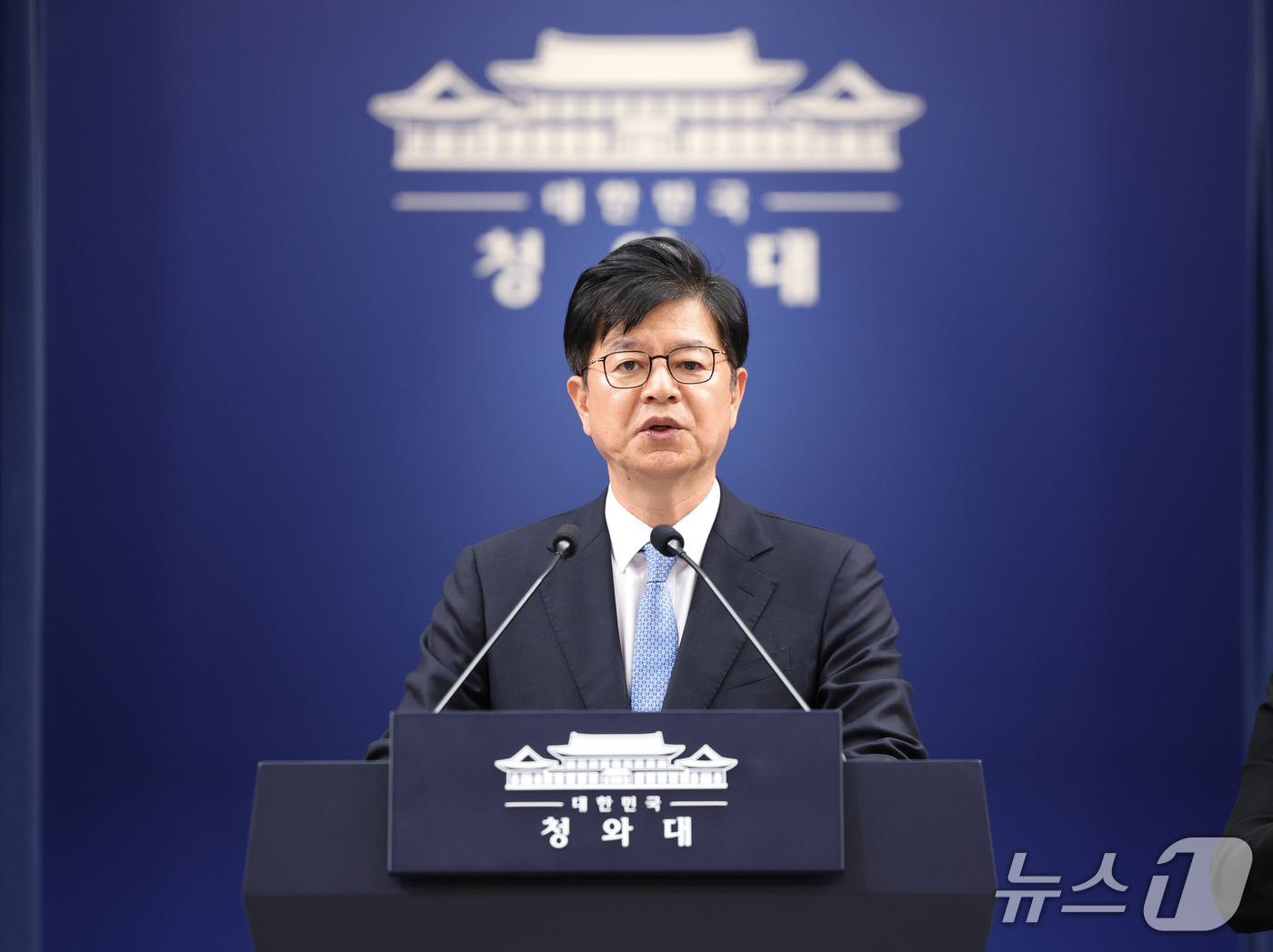 (서울=뉴스1) 허경 기자 = 성기홍 홍보소통수석이 15일 청와대 춘추관에서 이재명 대통령 기자회견 일정 관련 브리핑을 하고 있다. 2026.9.15/뉴스1