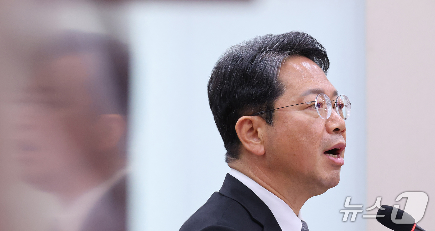 (서울=뉴스1) 신웅수 기자 = 김승원 법무부 장관 후보자가 15일 서울 여의도 국회 법제사법위원회에서 열린 인사청문회에서 의원 질의에 답변하고 있다. 2026.9.15/뉴스1