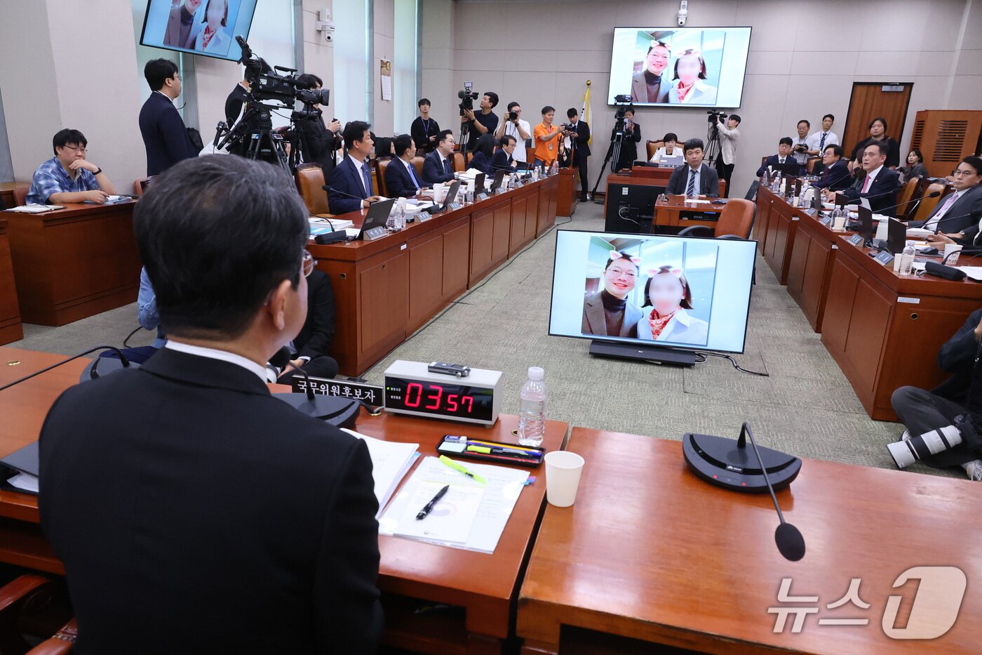 본문 이미지 - 김승원 법무부 장관 후보자가 15일 서울 여의도 국회 법제사법위원회에서 열린 인사청문회에서 신약 청탁 브로커로 지목된 양모씨와 함께 찍은 셀카에 대한 답변을 하고 있다. 2026.9.15 ⓒ 뉴스1 신웅수 기자