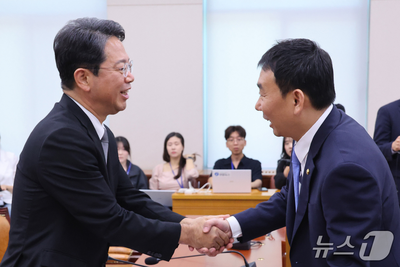 (서울=뉴스1) 신웅수 기자 = 김승원 법무부 장관 후보자가 15일 서울 여의도 국회 법제사법위원회에서 열린 인사청문회에서 김용민 더불어민주당 의원과 인사하고 있다. 2026.9. …