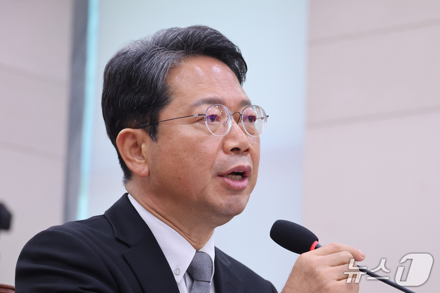 (서울=뉴스1) 신웅수 기자 = 김승원 법무부 장관 후보자가 15일 서울 여의도 국회 법제사법위원회에서 열린 인사청문회에서 의원 질의에 답변하고 있다. 2026.9.15/뉴스1