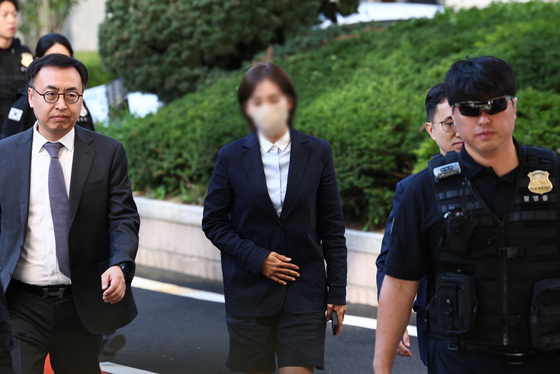 '김승원 신약 청탁' 브로커·제넨셀 창업주 법원 출석…'묵묵부답'
