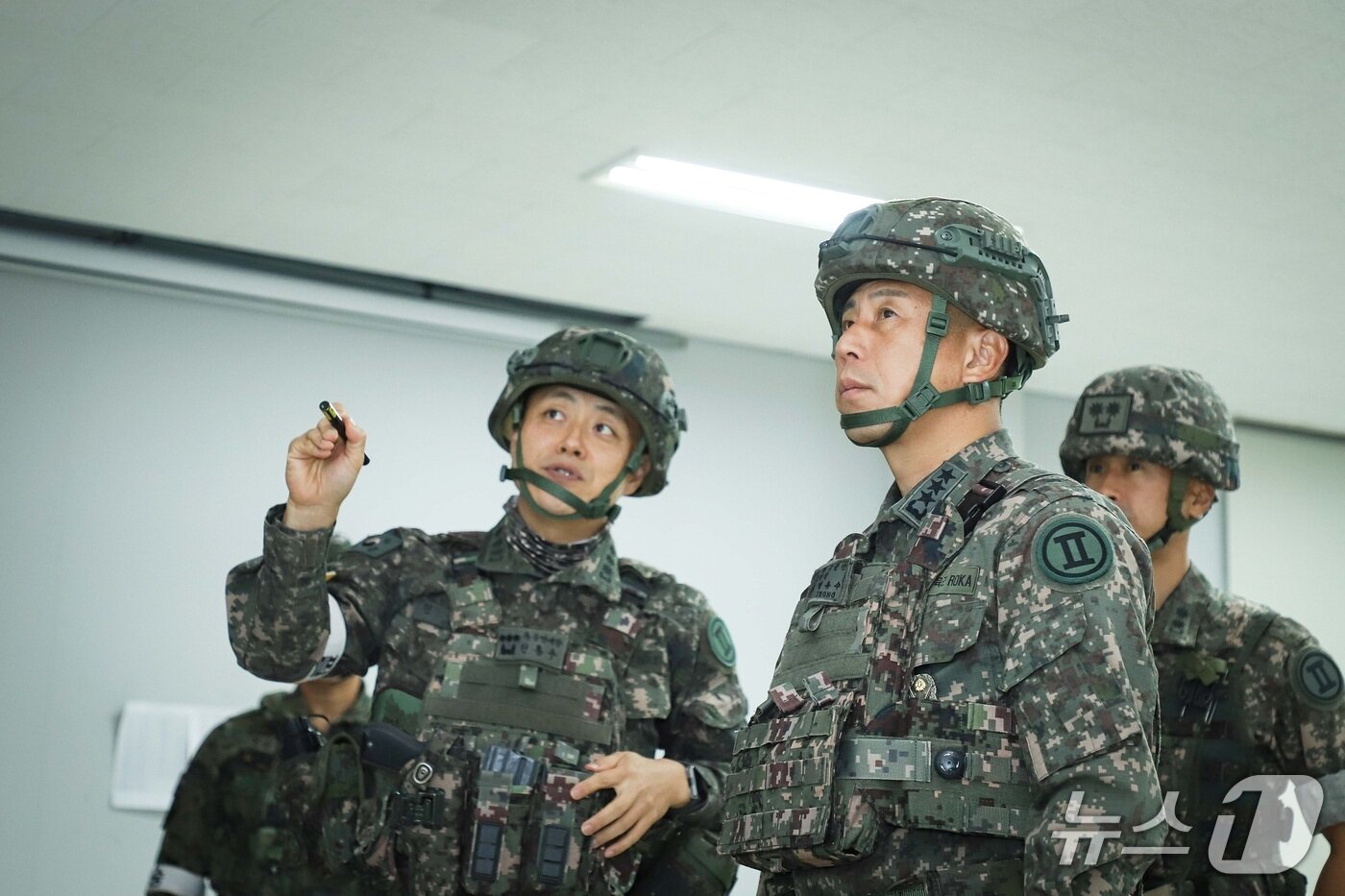 본문 이미지 - 2026년 화랑·동시통합훈련 중  정유수 육군 2군단장(중장)이 현장지휘관으로부터 작전 진행 상황과 부대별 조치사항을 보고받고 있다.(육군 2군단 제공. 재판매 및 DB 금지)/뉴스1