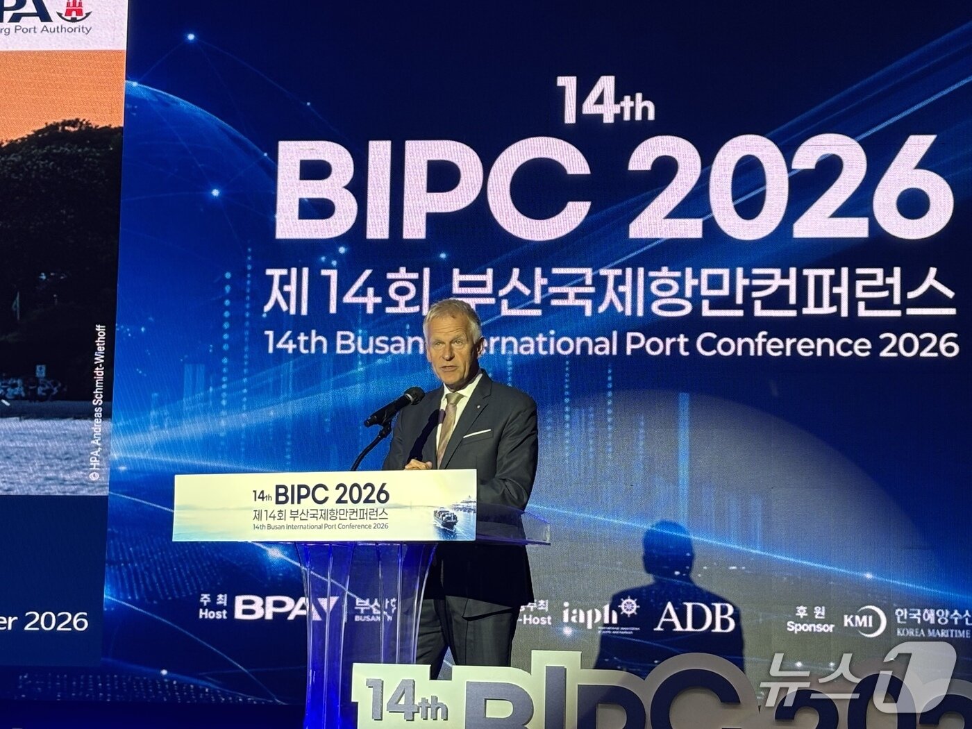 본문 이미지 - 옌스 마이어 IAPH 총재가 15일 열린 '제14회 부산항국제항만컨퍼런스'에서 기조연설을 하고 있다. 2026.9.15 ⓒ 뉴스1 홍윤 기자
