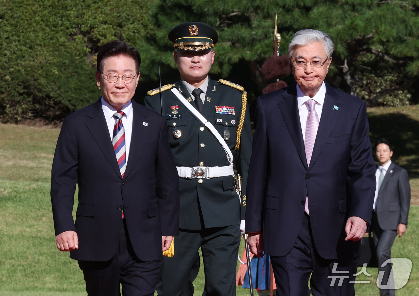 (서울=뉴스1) 이재명 기자 = 이재명 대통령과 카심조마르트 토카예프 카자흐스탄 대통령이 15일 청와대에서 열린 공식 환영식에서 의장대를 사열하고 있다. 2026.9.15/뉴스1