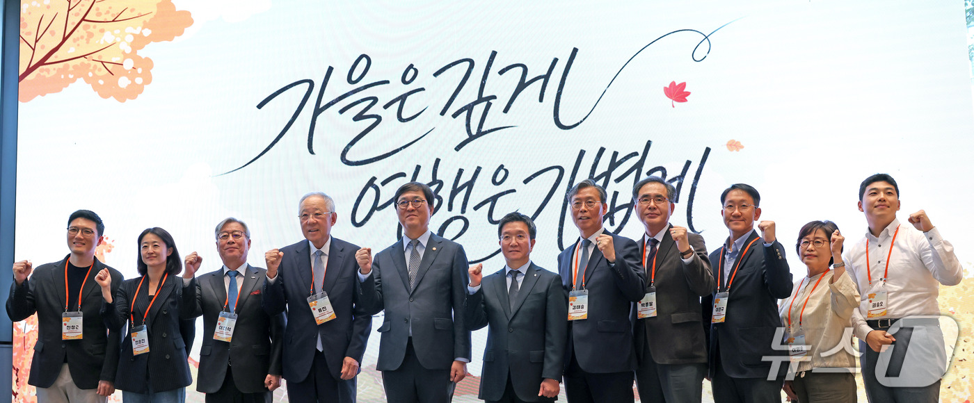 (서울=뉴스1) = 15일 서울 성동구 KT&G 상상플래닛에서 열린 '여행가는 달' 캠페인 선포식에서 최휘영 문화체육관광부 장관 등 참석자들이 기념촬영을 하고 있다.문화체육관광부와 …