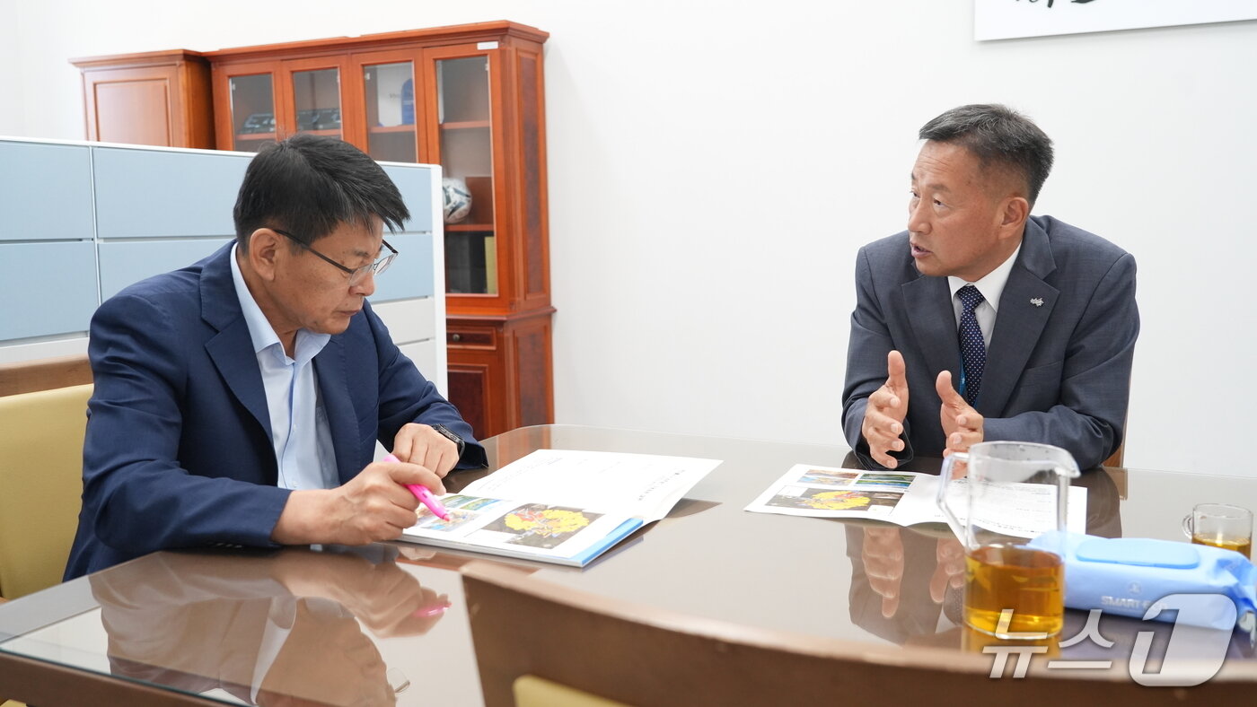 본문 이미지 - 김왕규 양구군수가 15일 국회를 방문해 서삼석 국회 농림축산식품해양수산위원장에게 펀치볼지구 농촌용구 이용체계 재편의 필요성에 대해 설명하고 있다.(양구군 제공. 재판매 및 DB 금지)/뉴스1