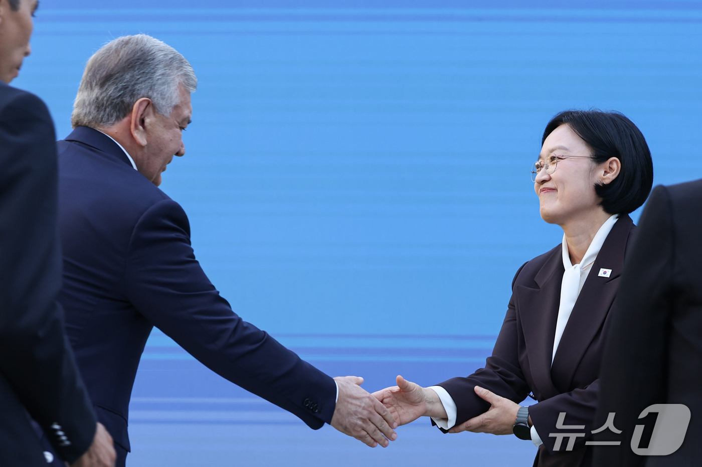 (서울=뉴스1) 이종덕 기자 = 한성숙 국무총리와 샤브카트 미르지요예프 우즈베키스탄 대통령이 15일 서울 중구 서울신라호텔에서 열린 한-우즈베키스탄 비즈니스 포럼에서 악수하고 있다 …