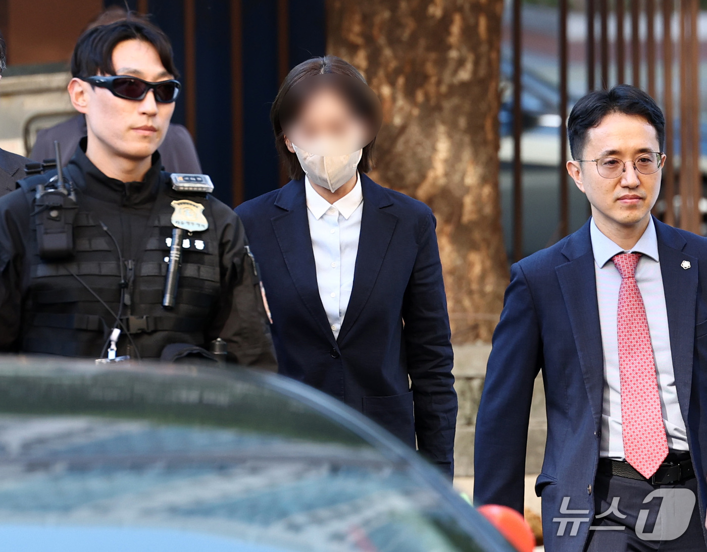 (서울=뉴스1) 최지환 기자 = 김승원 법무부 장관 후보자에게 신약 임상 시험 승인 청탁을 부탁했다는 의혹을 받는 브로커 양 모 씨가 15일 오후 서울 마포구 서울서부지방법원에서 …