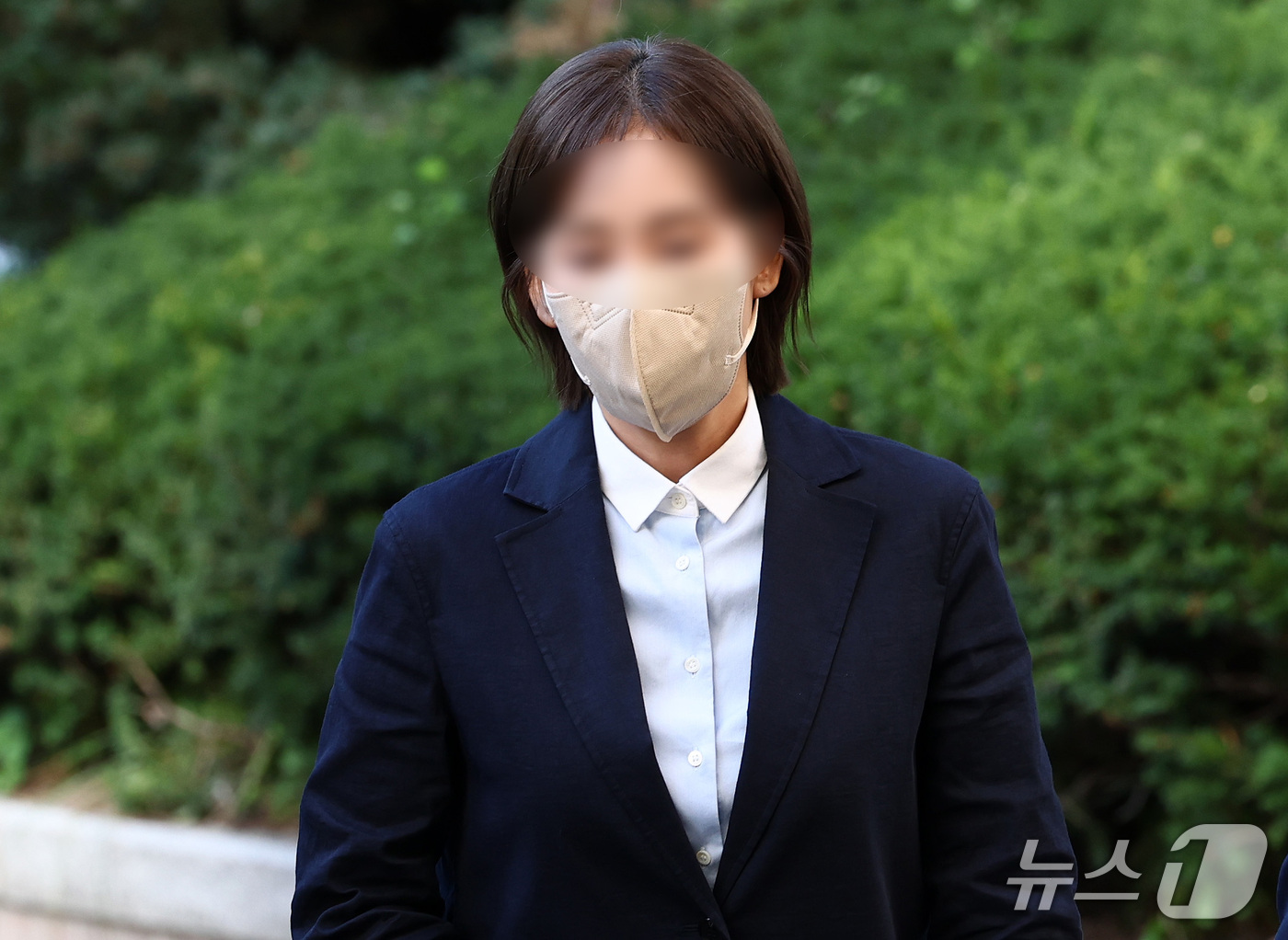 (서울=뉴스1) 최지환 기자 = 김승원 법무부 장관 후보자에게 신약 임상 시험 승인 청탁을 부탁했다는 의혹을 받는 브로커 양 모 씨가 15일 오후 서울 마포구 서울서부지방법원에서 …