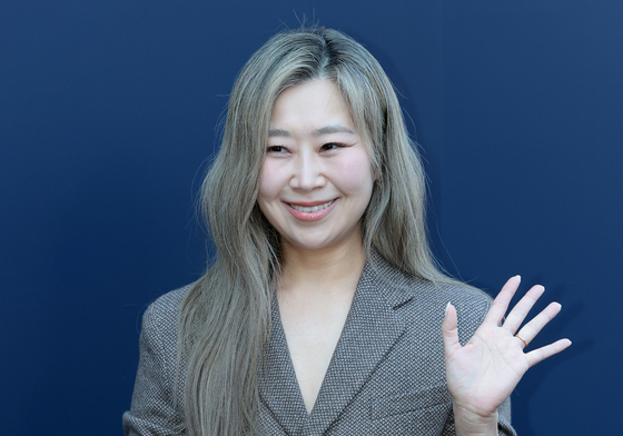 매기 강 감독, 밝은 인사