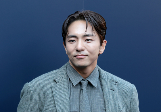 포즈 취하는 박천휴 작가
