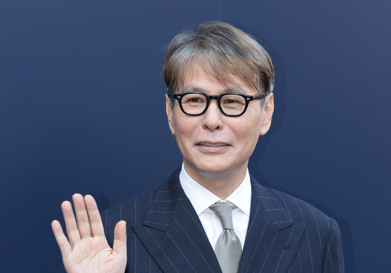 포즈 취하는 윤상