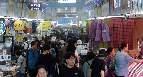 인파로 붐비는 전통시장