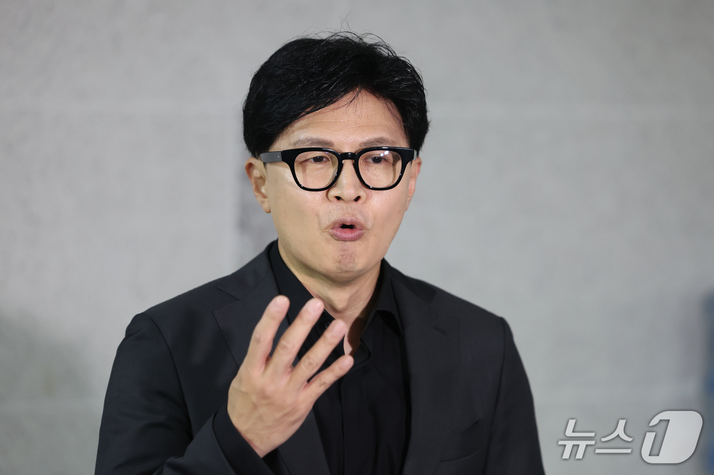 (서울=뉴스1) 황기선 기자 = 한동훈 무소속 의원이 15일 오후 서울 여의도 국회 의원회관에서 김승원 법무부 장관 후보자와 김민석 더불어민주당 대표 등과 관련한 현안 브리핑을 하 …