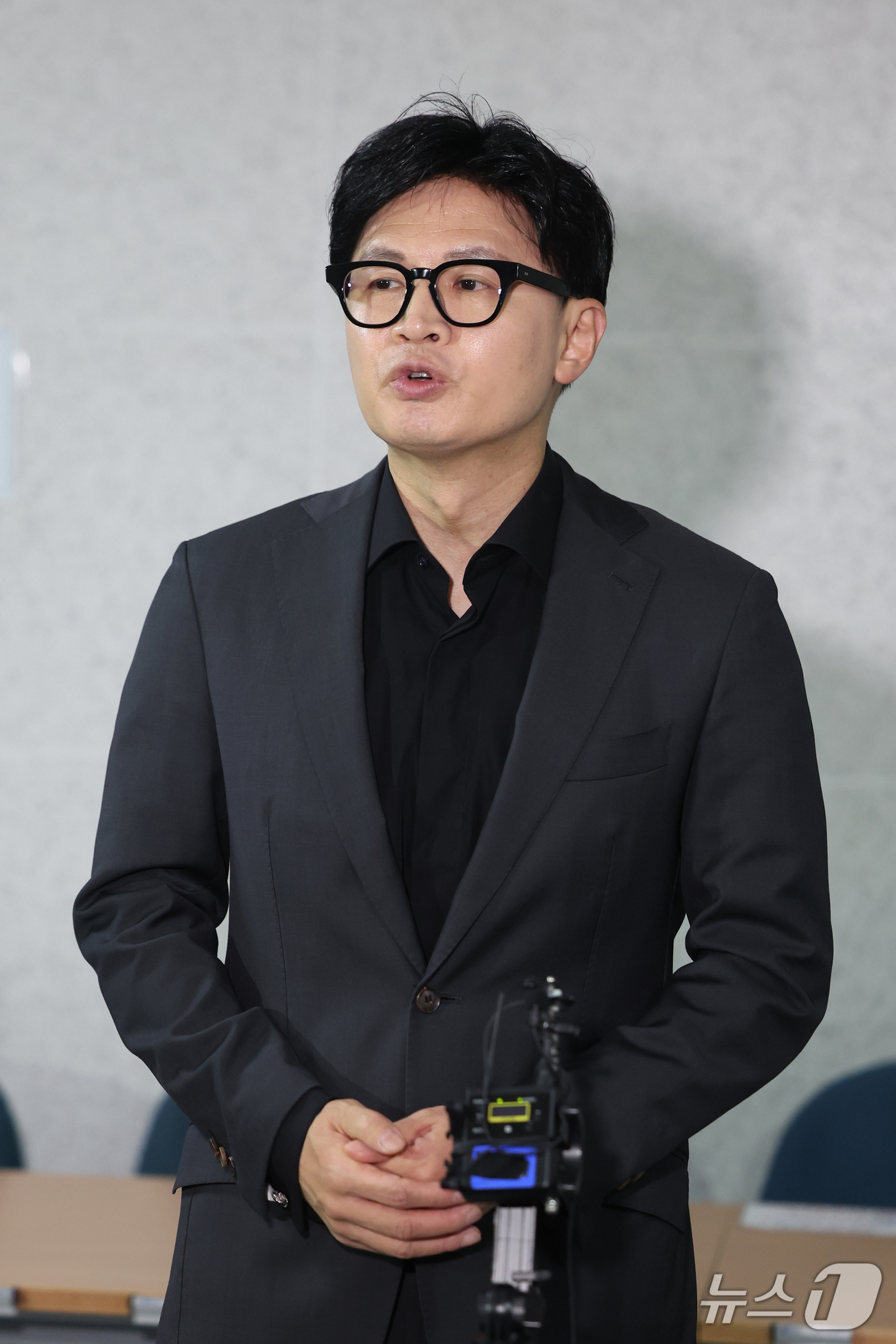 (서울=뉴스1) 황기선 기자 = 한동훈 무소속 의원이 15일 오후 서울 여의도 국회 의원회관에서 김승원 법무부 장관 후보자와 김민석 더불어민주당 대표 등과 관련한 현안 브리핑을 하 …