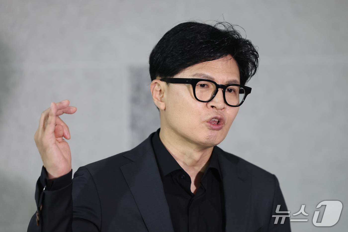 (서울=뉴스1) 황기선 기자 = 한동훈 무소속 의원이 15일 오후 서울 여의도 국회 의원회관에서 김승원 법무부 장관 후보자와 김민석 더불어민주당 대표 등과 관련한 현안 브리핑을 하 …