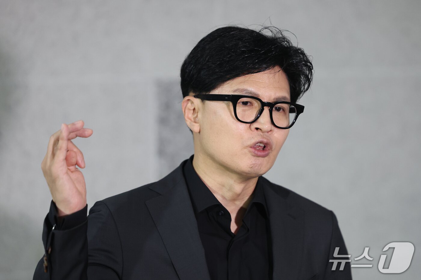 본문 이미지 - 한동훈 무소속 의원이 15일 오후 서울 여의도 국회 의원회관에서 김승원 법무부 장관 후보자와 김민석 더불어민주당 대표 등과 관련한 현안 브리핑을 하고 있다. 2026.9.15 ⓒ 뉴스1 황기선 기자