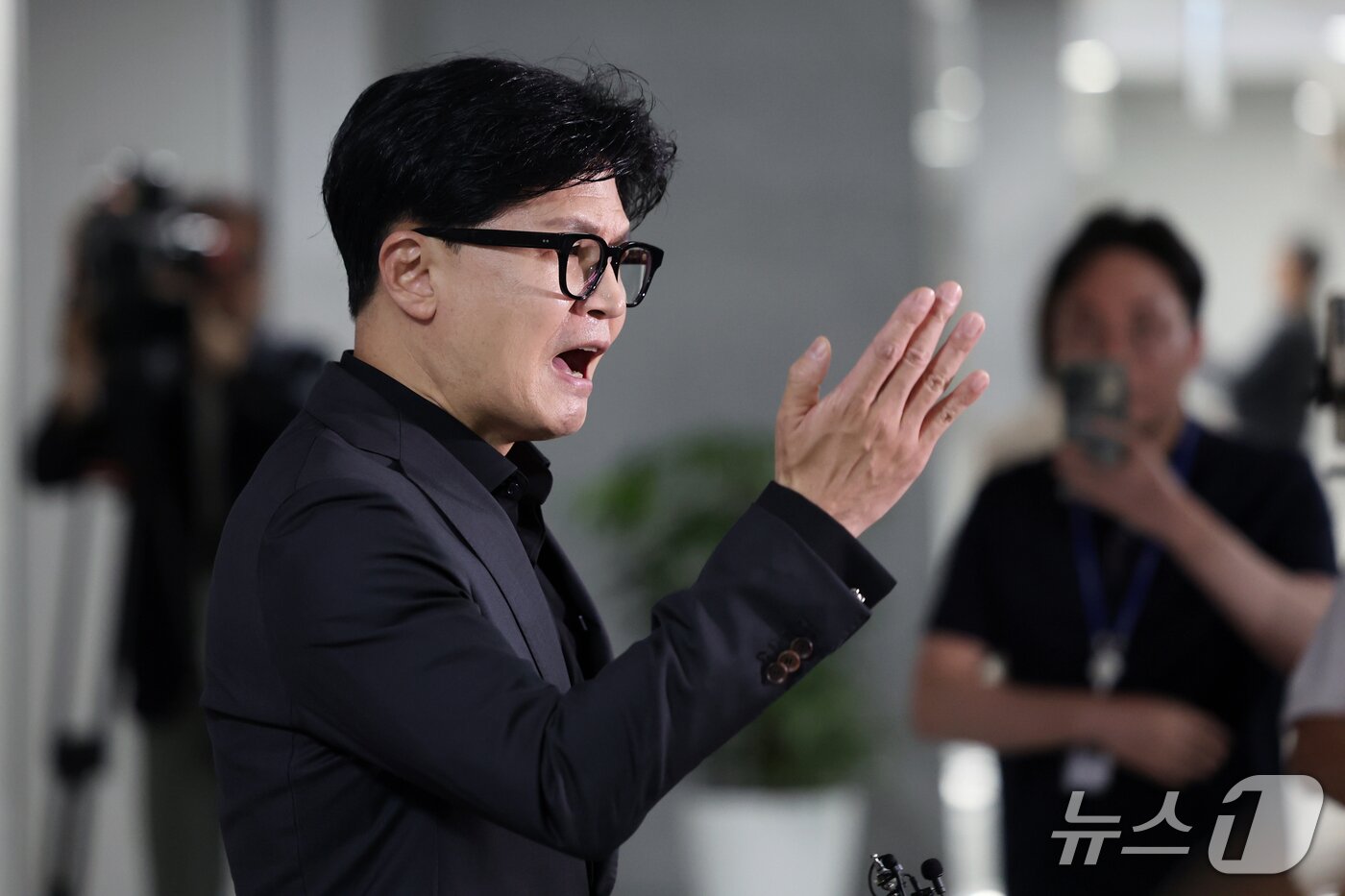 본문 이미지 - 한동훈 무소속 의원이 15일 오후 서울 여의도 국회 의원회관에서 김승원 법무부 장관 후보자와 김민석 더불어민주당 대표 등과 관련한 현안 브리핑을 하고 있다. 2026.9.15 ⓒ 뉴스1 황기선 기자