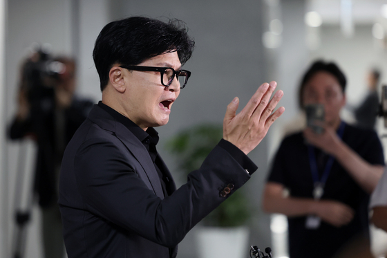 한동훈, 청문회장 밖 '실시간 검증'…"어떤 눈물이 진심입니까"