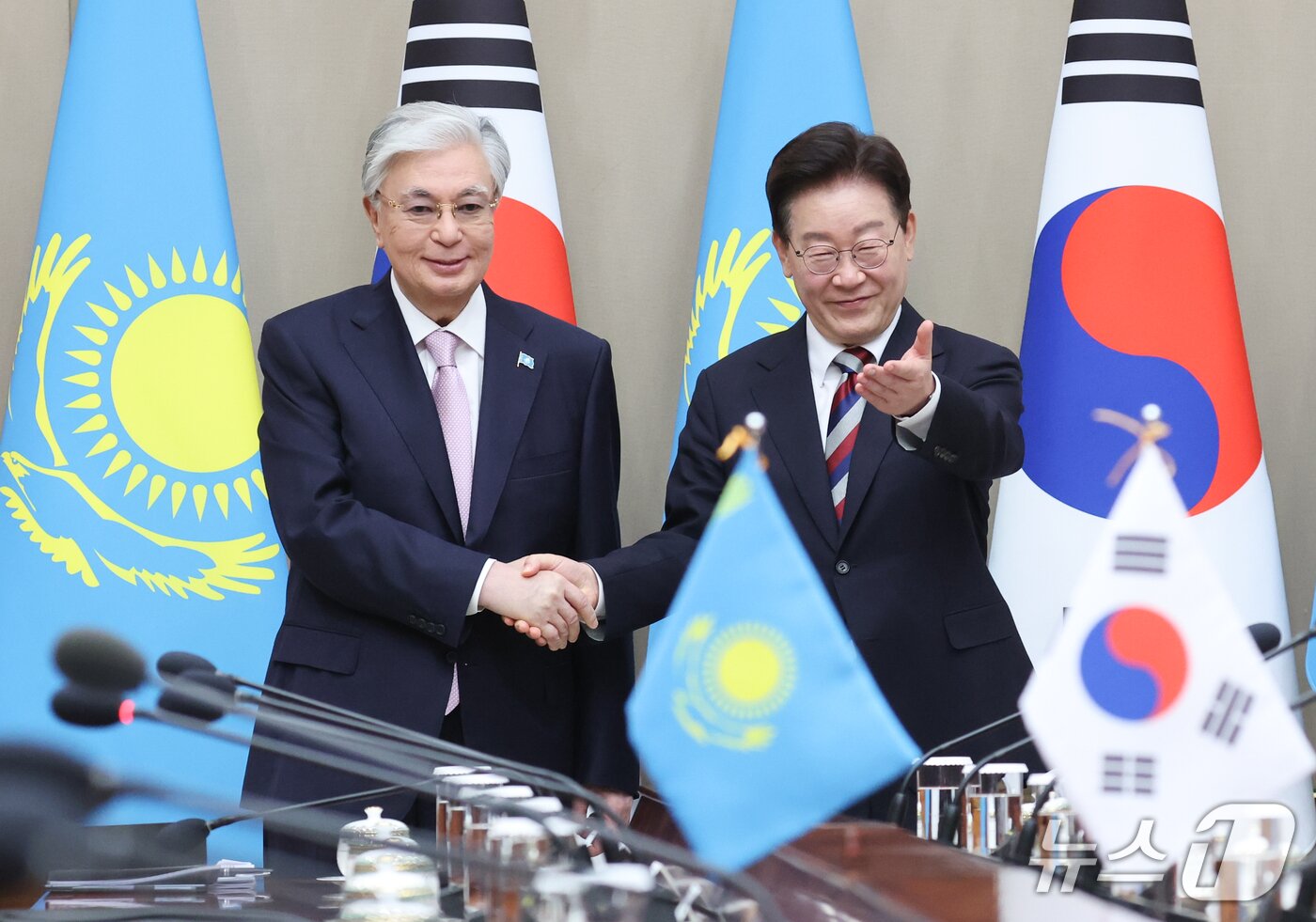 본문 이미지 - 이재명 대통령과 카심조마르트 토카예프 카자흐스탄 대통령이 15일 청와대에서 열린 확대 정상회담에서 악수하고 있다. 2026.9.15 ⓒ 뉴스1 이재명 기자