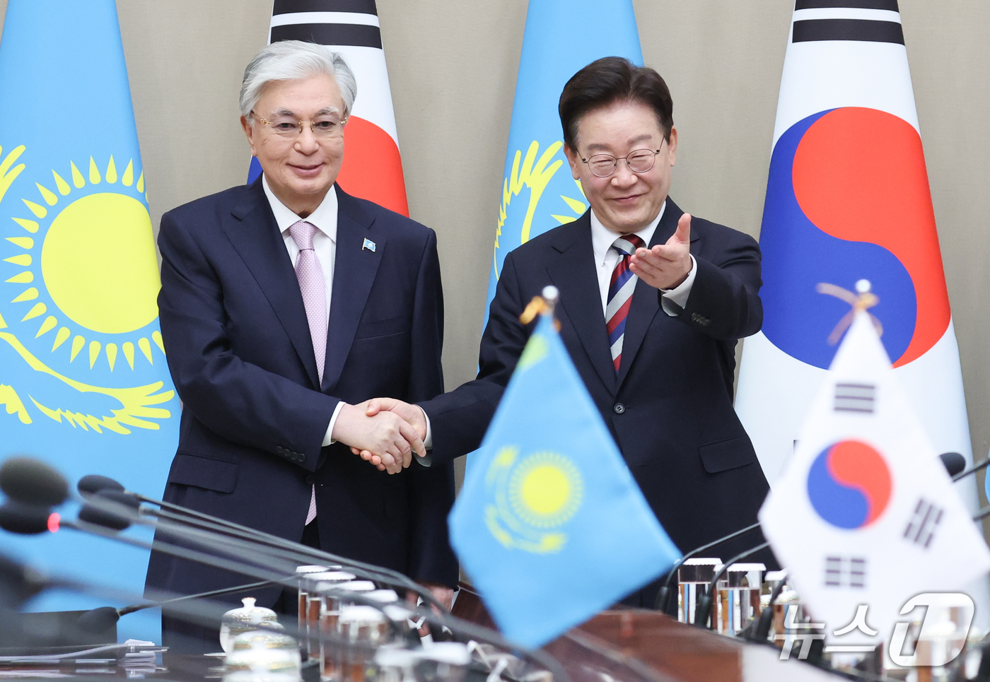 (서울=뉴스1) 이재명 기자 = 이재명 대통령과 카심조마르트 토카예프 카자흐스탄 대통령이 15일 청와대에서 열린 확대 정상회담에서 악수하고 있다. 2026.9.15/뉴스1