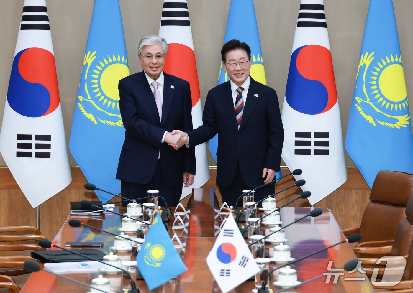 (서울=뉴스1) 이재명 기자 = 이재명 대통령과 카심조마르트 토카예프 카자흐스탄 대통령이 15일 청와대에서 열린 확대 정상회담에서 악수하고 있다. 2026.9.15/뉴스1