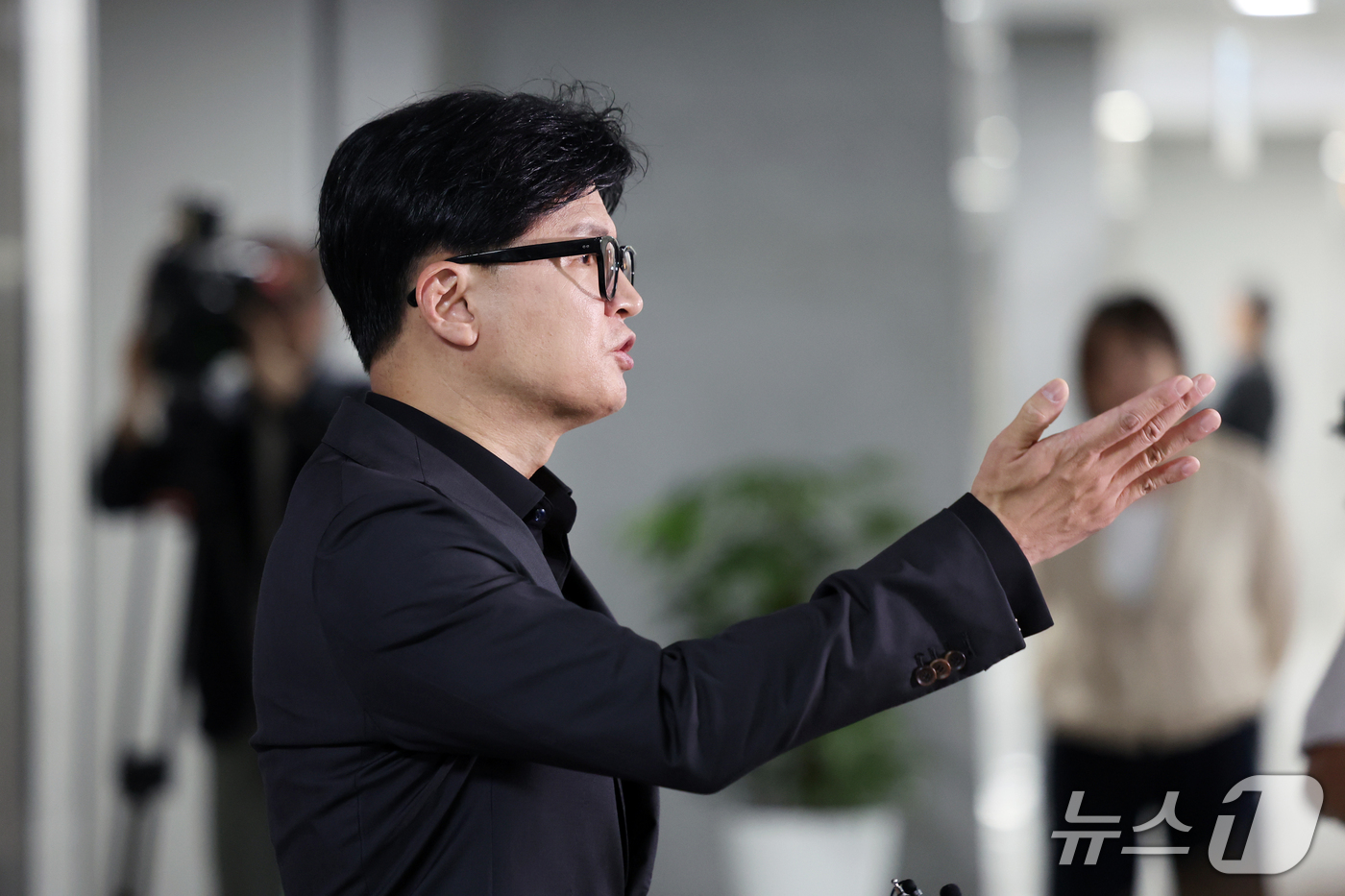 (서울=뉴스1) 황기선 기자 = 한동훈 무소속 의원이 15일 오후 서울 여의도 국회 의원회관에서 김승원 법무부 장관 후보자와 김민석 더불어민주당 대표 등과 관련한 현안 브리핑을 하 …