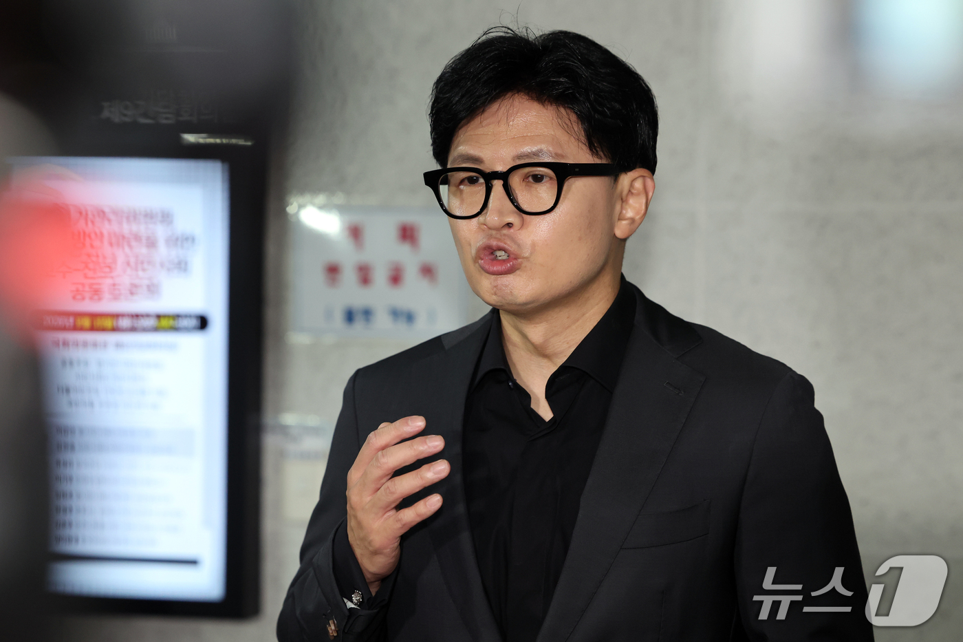 (서울=뉴스1) 황기선 기자 = 한동훈 무소속 의원이 15일 오후 서울 여의도 국회 의원회관에서 김승원 법무부 장관 후보자와 김민석 더불어민주당 대표 등과 관련한 현안 브리핑을 하 …