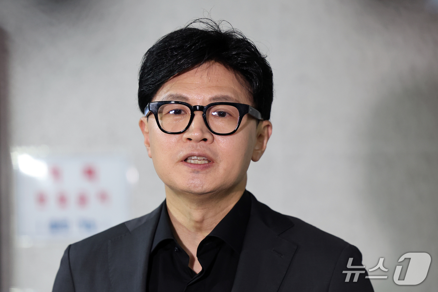 (서울=뉴스1) 황기선 기자 = 한동훈 무소속 의원이 15일 오후 서울 여의도 국회 의원회관에서 김승원 법무부 장관 후보자와 김민석 더불어민주당 대표 등과 관련한 현안 브리핑을 하 …