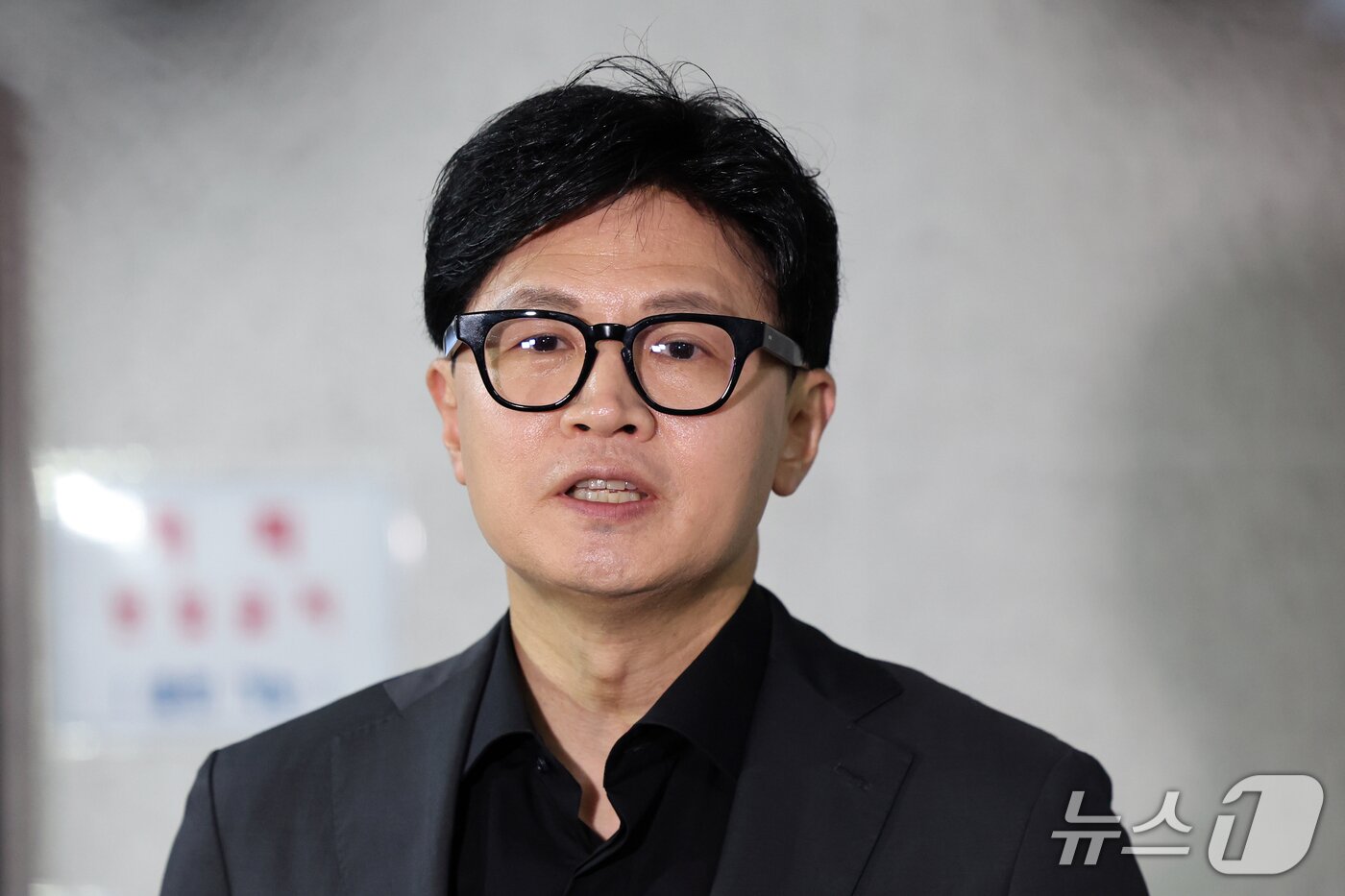 본문 이미지 - 한동훈 무소속 의원이 지난 15일 오후 서울 여의도 국회 의원회관에서 김승원 법무부 장관 후보자와 김민석 더불어민주당 대표 등과 관련한 현안 브리핑을 하고 있다. 2026.9.15 ⓒ 뉴스1 황기선 기자