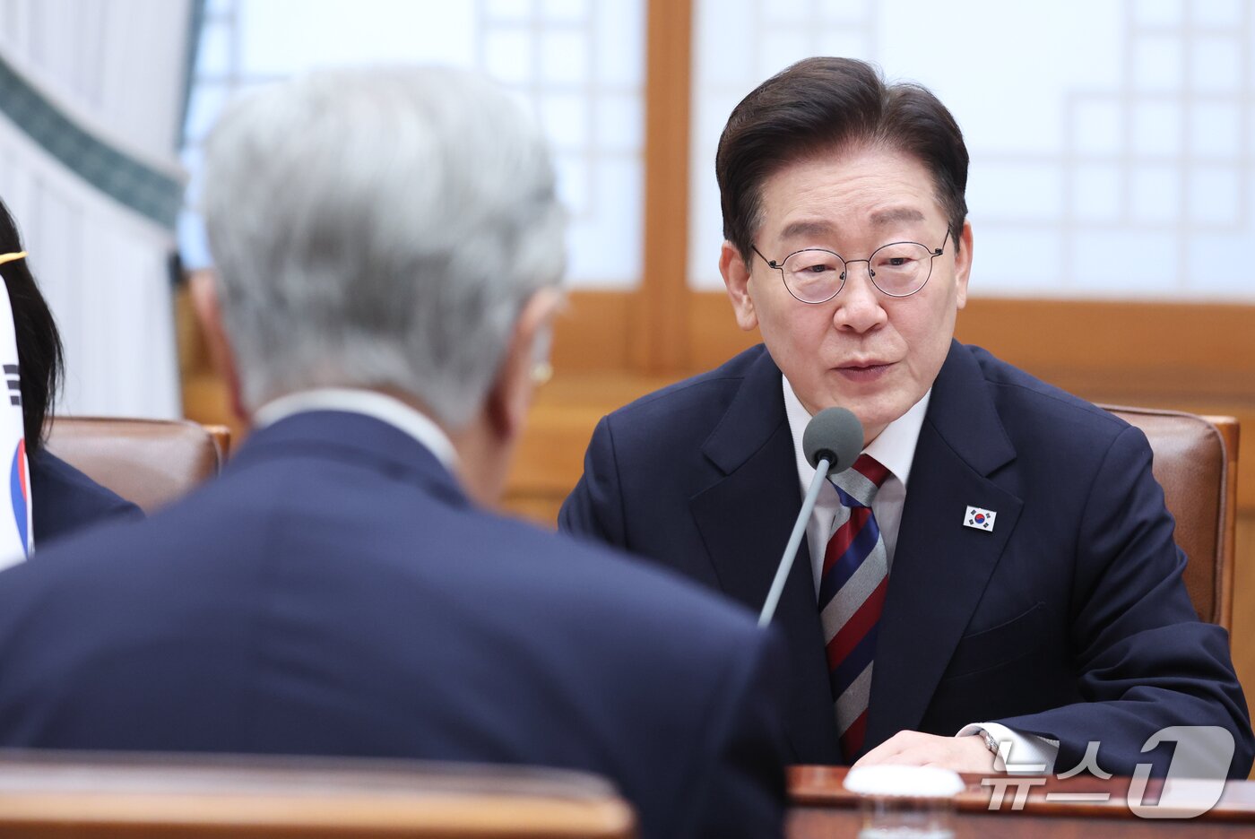 본문 이미지 - 이재명 대통령이 15일 청와대에서 열린 카심조마르트 토카예프 카자흐스탄 대통령과 확대 정상회담에서 발언하고 있다. 2026.9.15 ⓒ 뉴스1 이재명 기자