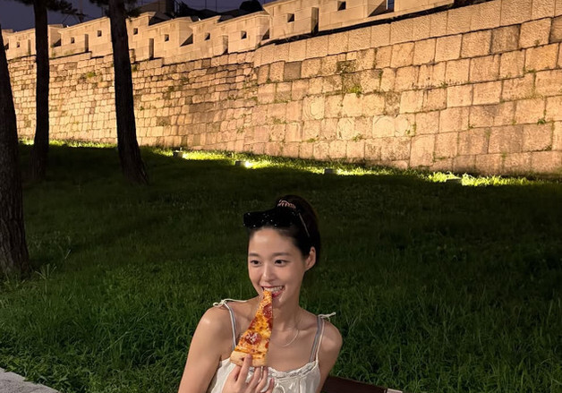 김설현, 소멸 직전 소두 과시 …민소매에 청순 매력 [N샷]