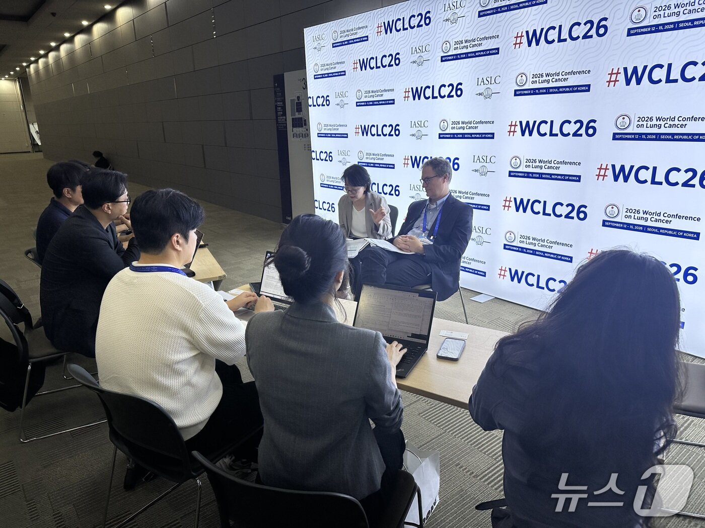 본문 이미지 - 데이비드 바비 미국 다나파버 암연구소 박사가 지난 14일 서울 강남구 코엑스에서 취재진과 인터뷰하고 있다.