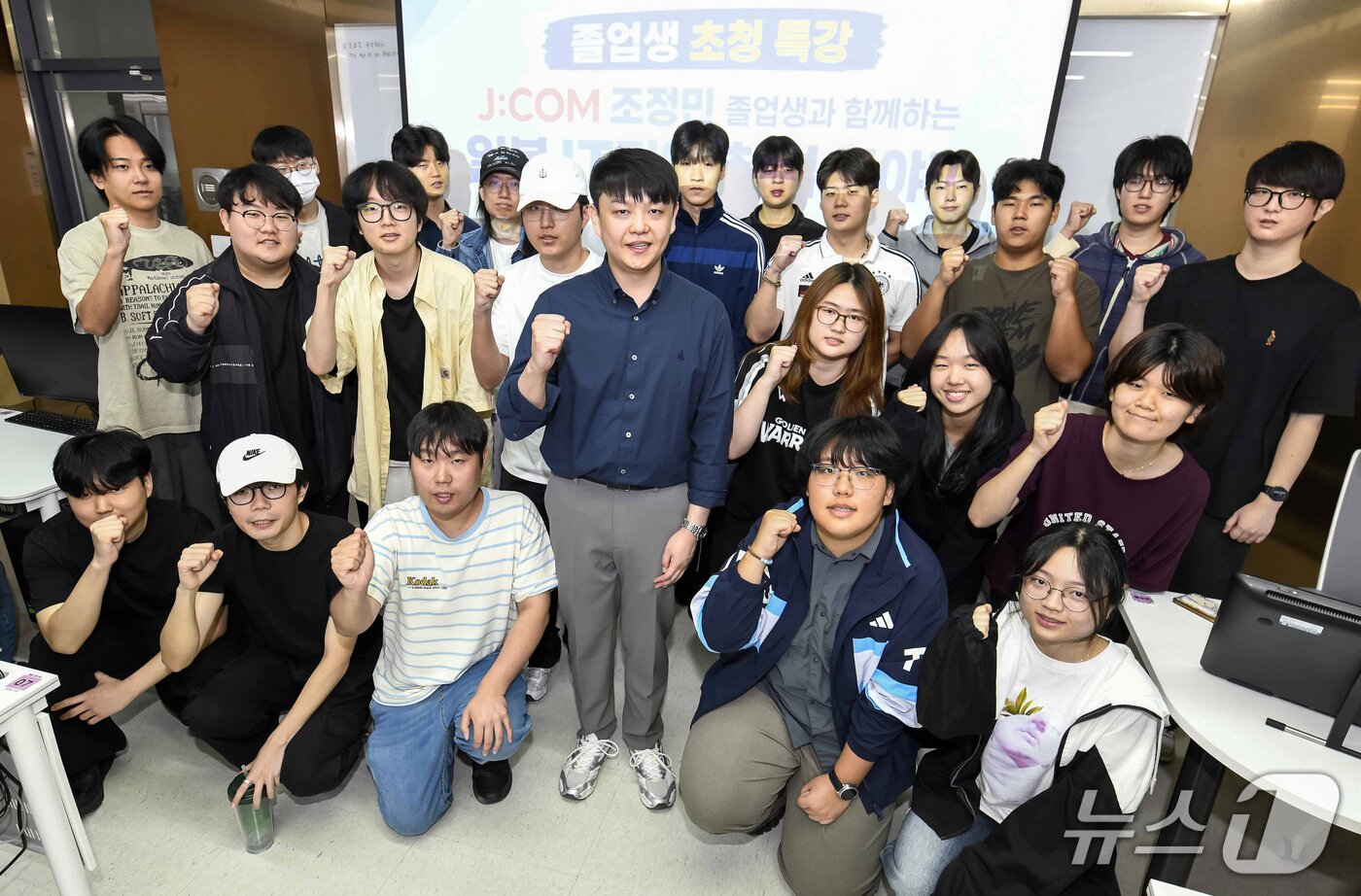 본문 이미지 - 영진전문대 출신으로 일본 대기업에 취업한 조정민 씨(앞줄 왼쪽 네번째)가  모교 후배들을 위한 특강 후 기념촬영을 하고 있다. (영진전문대 제공. 재판매 및 DB 금지)