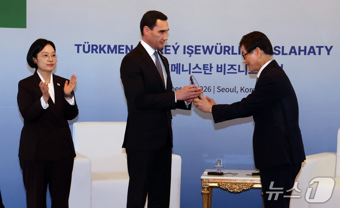 (서울=뉴스1) 이종덕 기자 = 세르다르 베르디무하메도프 투르크메니스탄 대통령이 15일 서울 중구 롯데호텔에서 열린 한·투르크메니스탄 비즈니스 포럼에서 윤진식 한국무역협회장에게 감 …