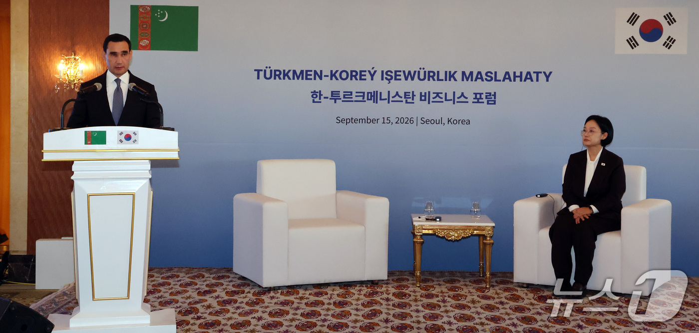 (서울=뉴스1) 이종덕 기자 = 세르다르 베르디무하메도프 투르크메니스탄 대통령이 15일 오후 서울 중구 롯데호텔에서 열린 한-투르크메니스탄 비즈니스 포럼에서 연설하고 있다. 202 …