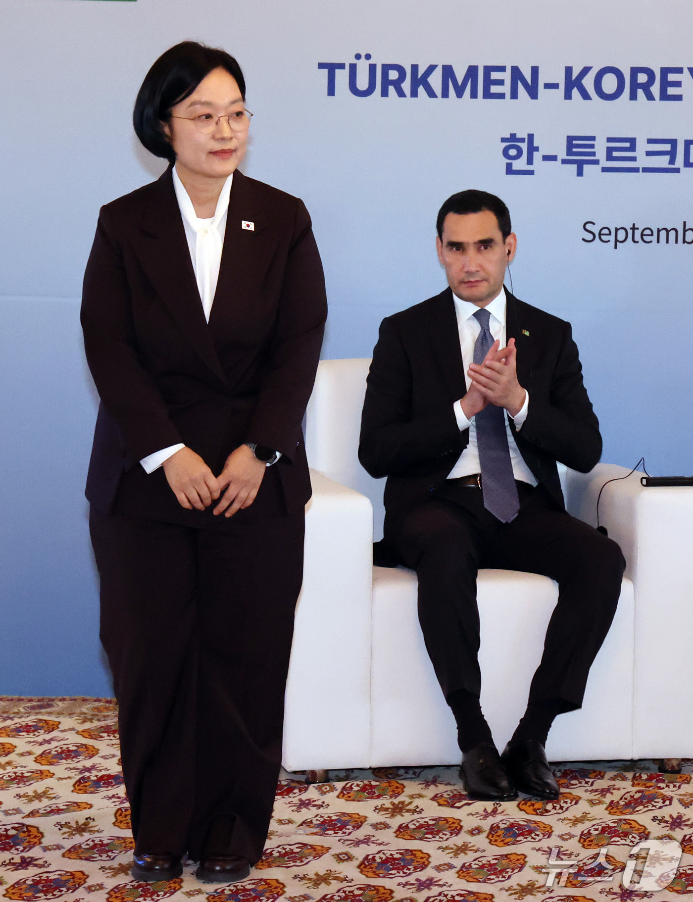 (서울=뉴스1) 이종덕 기자 = 세르다르 베르디무하메도프 투르크메니스탄 대통령이 15일 오후 서울 중구 롯데호텔에서 열린 한-투르크메니스탄 비즈니스 포럼에서 축사를 마친 한성숙 총 …