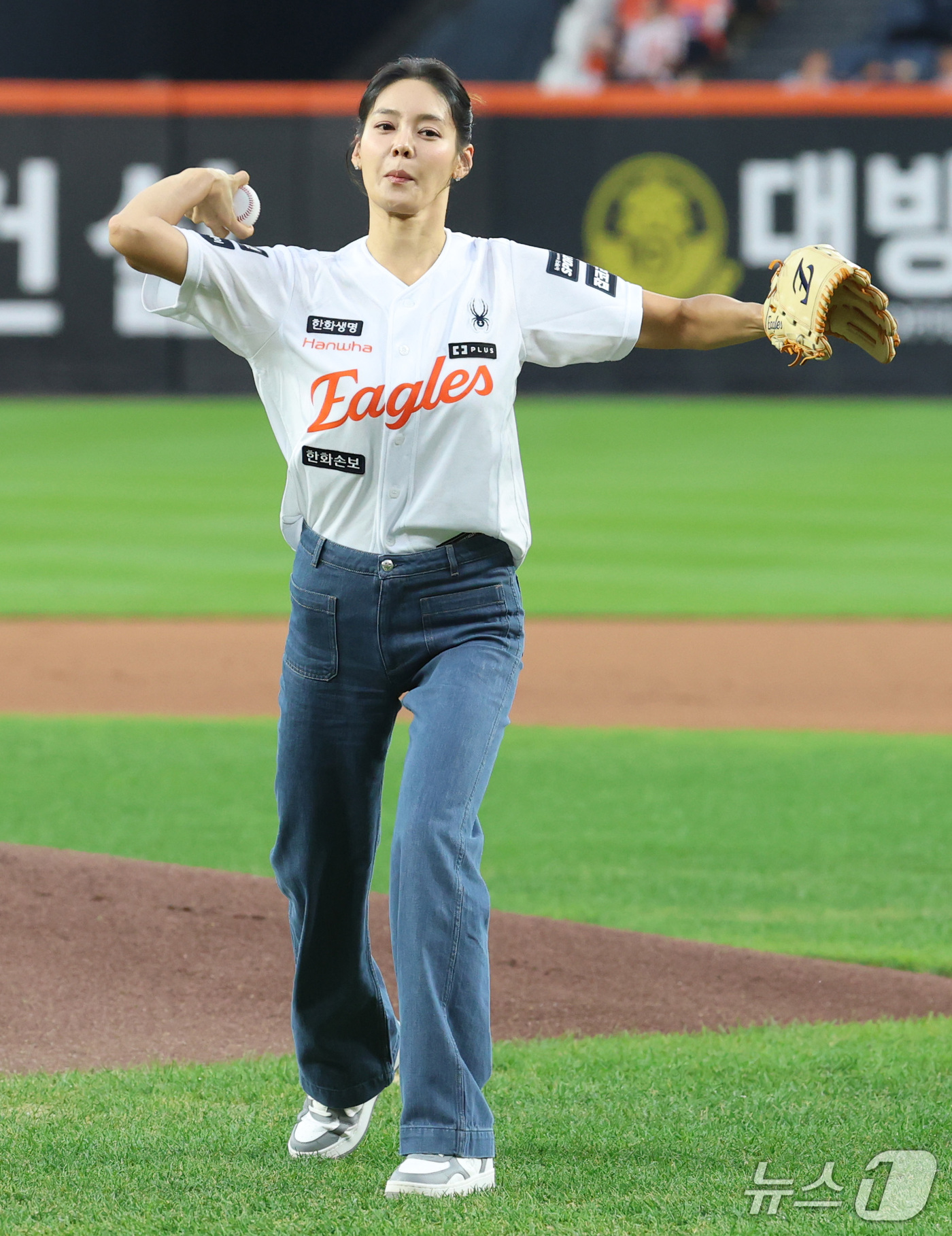 (대전=뉴스1) 김기남 기자 = 15일 대전 한화생명볼파크에서 열린 2026 신한 SOL KBO리그 KT위즈와 한화 이글스의 경기에 앞서 방송인 안현모가 시구하고 있다.  2026 …